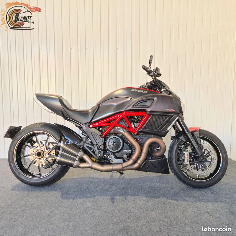 Ducati 1200 diavel red carbon