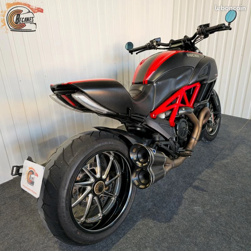 Ducati 1200 diavel red carbon