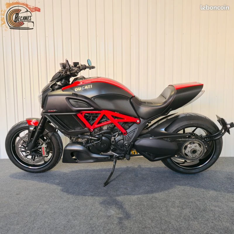 Ducati 1200 diavel red carbon