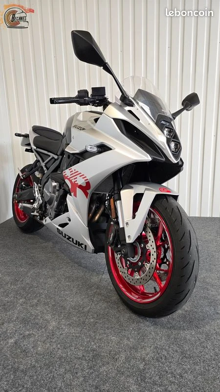SUZUKI GSX 8R (a2)